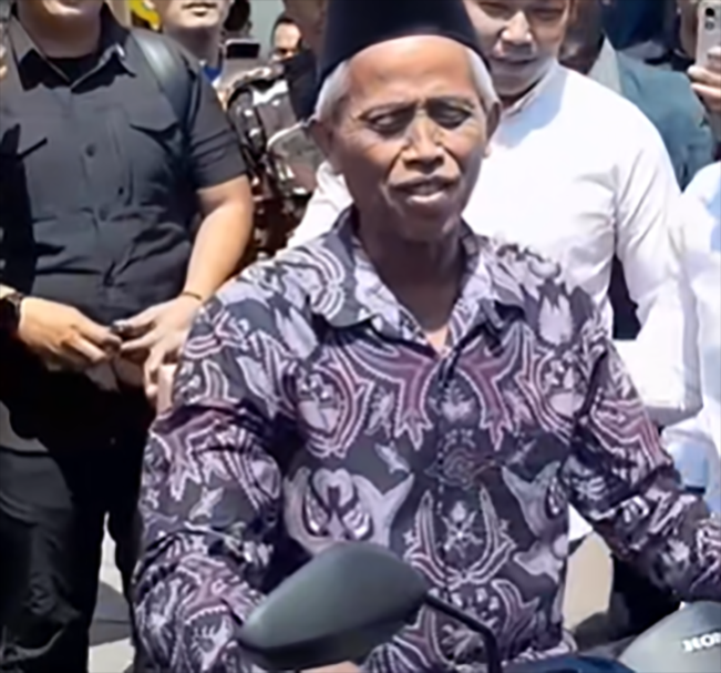 Rejeki tak kemana! Guru Zuhdi dapat motor dari donatur/Foto: tangkap layar Tiktok qnewssatset